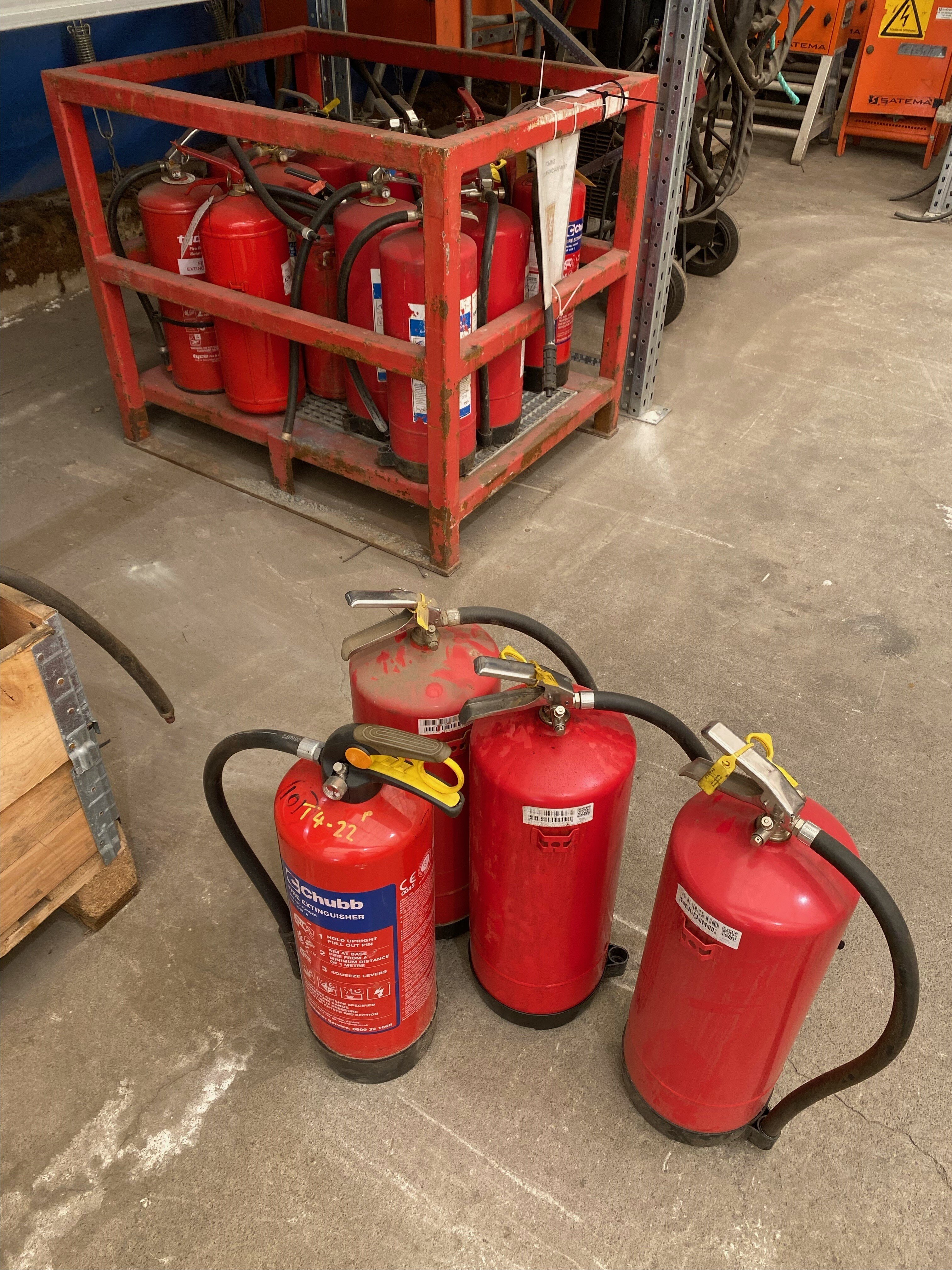 Brannslukkere_som_er_samlet_inn_av_AF_Offshore_Decom_AF_17084.JPG