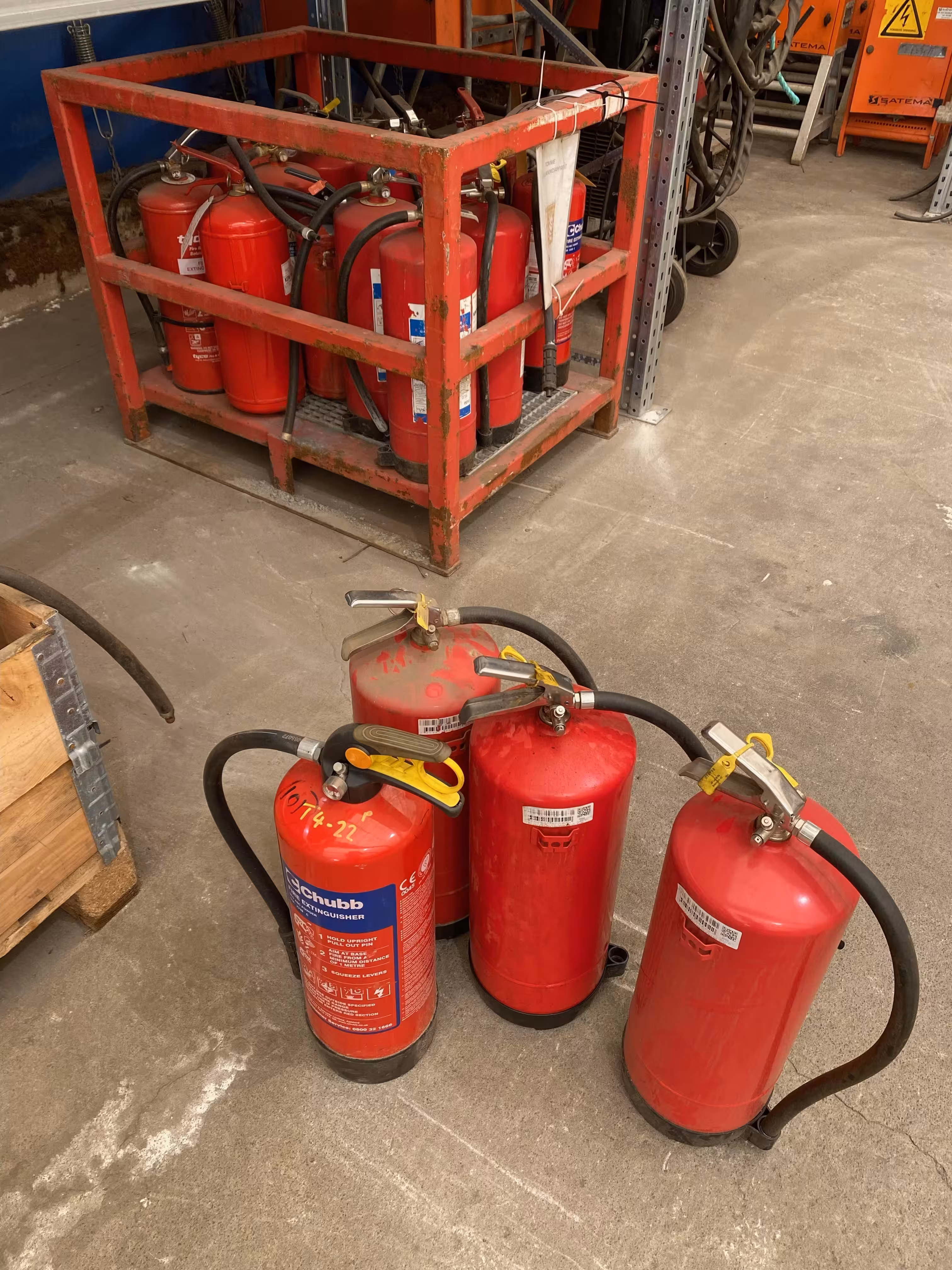 Brannslukkere_som_er_samlet_inn_av_AF_Offshore_Decom_AF_17084.JPG